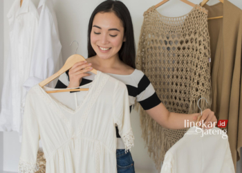 ILUSTRASI: Perempuan yang sedang memilih baju untuk dikenakan. (Freepik/Lingkarjateng.id)