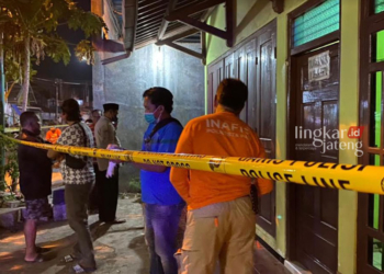 IDENTIFIKASI: Tim Polsek Margoyoso saat memasangi police line di rumah nenek yang meninggal di kamar mandi, Desa Selarkalak, Kecamatan Margoyoso Pati pada Selasa malam, 29 Agustus 2023. (Arif Febriyanto/Lingkarjateng.id)