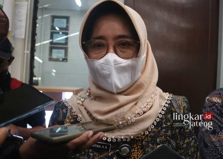 BERI KETERANGAN: Kepala Disnaker Perinkop Kudus, Rini Kartika saat memberikan keterangan. (Ihza Fajar/Lingkarjateng.id)