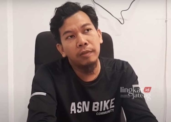 BERI KETERANGAN: Kepala Sub Bagian Pengelolaan Pengadaan Barang Jasa, Arif Pujianto. (Tangkapan Layar Lingkar TV/Lingkarjateng.id)