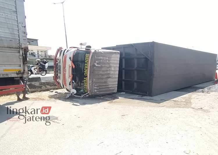 TERGULING: Truk Tronton Box alami kecelakaan tunggal di Jalan Lingkar Selatan turut Desa Megawon, Kecamatan Jati, Kabupaten Kudus. (Istimewa/Lingkarjateng.id)