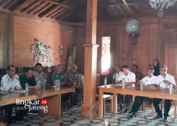 SOSIALISASI: Suasana sosialisasi pendirian pabrik kapur PT Pentawira Agraha Sakti yang dihadiri DPMPTSP Blora bersama dinas terkait serta Forkopimcam di salah satu rumah makan di Desa/Kecamatan Jiken, Kabupaten Blora pada Rabu, 23 Agustus 2023. (Istimewa/Lingkarjateng.id)