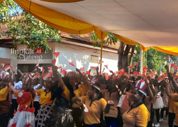 LOMBA AGUSTUSAN: Sekitar seribu calon Pekerja Migran Indonesia (PMI) berbaur mengikuti lomba Agustusan dan senam bersama yang digelar Dinas Perindustrian dan Tenaga Kerja (Disperinaker) Kendal, Rabu 23 Agustus 2023. (Arvian Maulana/Lingkarjateng.id)