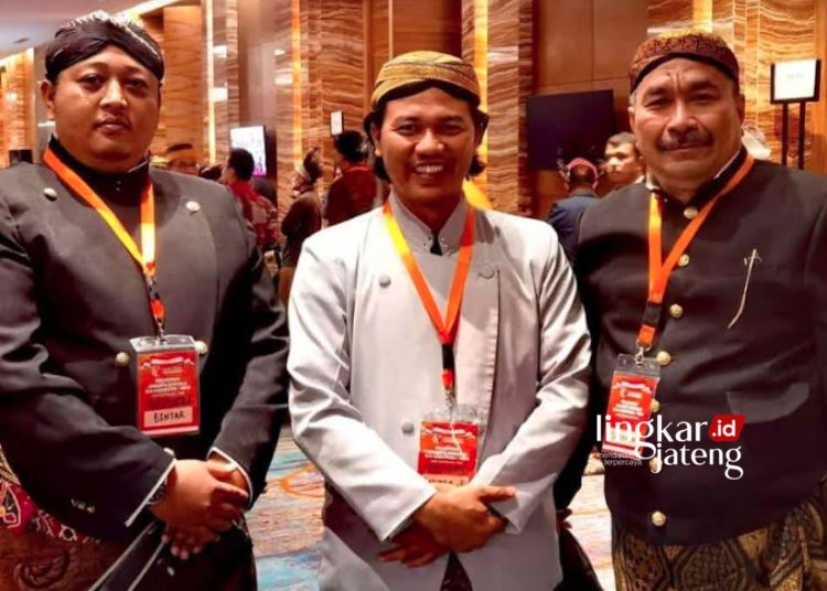 Tiga anggota Bawaslu Kota Salatiga 2023/2028 saat foto bersama usai pelantikan di Jakarta beberapa hari lalu. (Dok. Bawaslu Salatiga/Lingkarjateng.id)