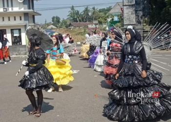 MERIAH: Para siswa dari SMKN 1 Bawen menggelar gelar karya Projek Penguatan Profil Pelajar Pancasila (P5) dengan konsep Karnaval Budaya yang dilakukan dengan cara pawai di sepanjang rute jalan sekitar Kecamatan Bawen dan Ambarawa pada Kamis, 24 Agustus 2023. (Hesty Imaniar/Lingkarjateng.id)