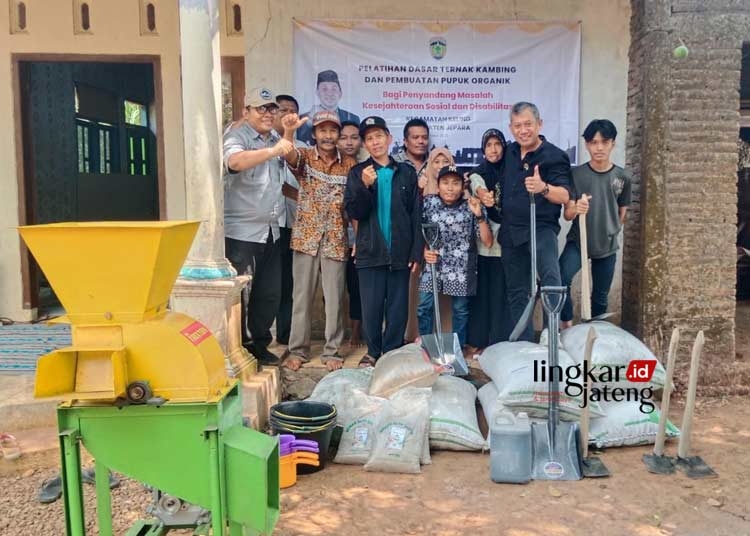 BERSINERGI: Wakil Ketua DPRD Jepara Junarso (kedua dari kanan) bersama peserta pelatihan dasar ternak kambing dan pembuatan pupuk organik di Desa Klepu, Kecamatan Keling, Kabupaten Jepara pada Selasa, 22 Agustus 2023. (Tomi Budianto/Lingkarjateng.id)