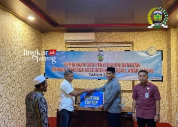 SIMBOLIS: Wakil Ketua DPRD Kabupaten Jepara Junarso memberikan bantuan laptop dan tempat tidur kepada lima LKSA. (Tomi Budianto/Lingkarjateng.id)
