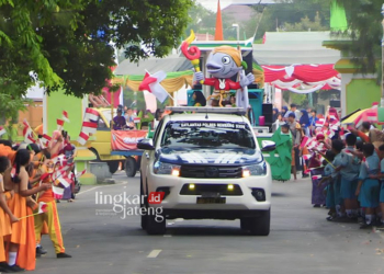 ANTUSIAS: Pawai api obor Porprov 2023 disambut ribuan anak-anak sekolah sesampainya di Kecamatan Bulu, Kabupaten Rembang, Kamis, 3 Agustus 2023. (R Teguh Wibowo/Lingarjateng.id)