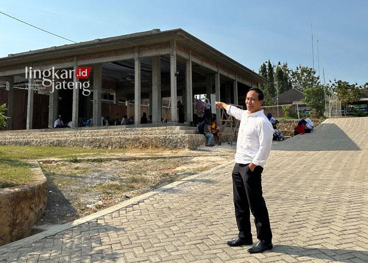 MENINJAU: Ketua LBH PETIR Jateng Zainal Abidin Petir pada Senin, 31 Juli 2023, mengecek ke lokasi SMKN 1 Sale Rembang. (Istimewa/Lingkarjateng.id)