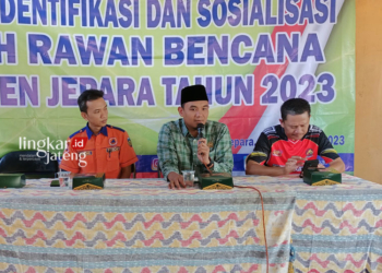 PEMAPARAN: Ketua DPRD Kabupaten Jepara, Haizul Ma'arif saat menyampaikan materi dalam kegiatan Pelatihan Identifikasi dan Sosialisasi Daerah Rawan Bencana Kabupaten Jepara Tahun 2023 di Balai Desa sementara Gidangelo. (Tomi Budianto/Lingkarjateng.id)