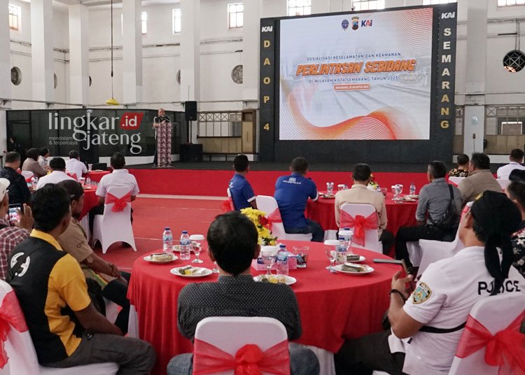 KAI Daop 4 Semarang Ajak Masyarakat Tingkatkan Keselamatan di Perlintasan Sebidang Kereta Api 25 SUASANA: Sosialisasi dengan tema Peningkatan Keamanan dan Keselamatan Perlintasan Sebidang Jalur Kereta Api di Wilayah Kota Semarang Tahun 2023 bertempat di Aula Kantor Daop 4 Semarang pada Selasa, 22 Agustus 2023. (Unggul Proambodo/Lingkarjateng.id)