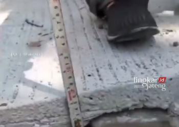 Viral Video Rabat Beton Menipis di Jalan Ngampel Jauh dari Spesifikasi, Ini Kata DPUTR Kendal 30 TANGKAPAN LAYAR: Video pengukuran beton yang lagi viral karena bervariasi ketebalannya. (Instagram @Irwan2yah1/Lingkarjateng.id)