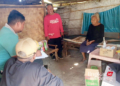 SALURKAN BANTUAN: Sentra Margo Laras Kabupaten Pati saat mengunjungi Mbah Kartini di rumahnya, Jumat (18/8) ( Dok. Lingkar )