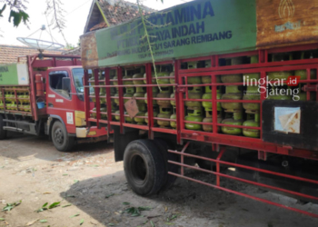 POTRET: Pendistribusian gas LPG di salah satu pangkalan di Kecamatan Rembang beberapa waktu lalu. (R Teguh Wibowo/Lingkarjateng.id)