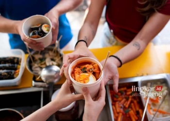 ILUSTRASI: Street food, salah satu ide makanan yang cocok dijual saat ada event. (Freepik/Lingkarjateng.id)