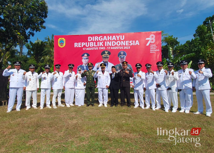 Kompak, Camat Dukuhseti Agus Sunarko berfoto bersama Kapolsek dan Danramil beserta Kepala Desa sekecamatan Dukuhseti ( HUMAS KECAMATAN DUKUHSETI )