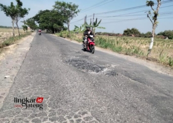 KONDISI JALAN: Seorang pengguna jalan melintas di jalur alternatif Cepu-Randublatung, Kabupaten Blora. (Hanafi/Lingkarjateng.id)