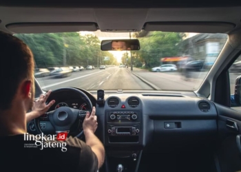 ILUSTRASI: Seorang pria mengendarai mobil saat suhu udara panas. (Freepik @pvproductions/Lingkarjateng.id)