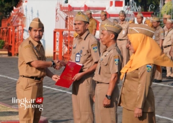 SIMBOLIS: Sekda Jepara, Edy Sujatmiko, menyerahkan penghargaan Satyalencana Karya Satya kepada ASN Setda Jepara pada Senin, 4 September 2023. (Tomi Budianto/Lingkarjateng.id)
