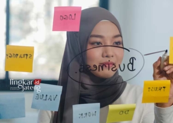 ILUSTRASI: Seorang perempuan yang sedang merancang ide bisnis. (Tirachardz from Freepik/Lingkarjateng.id)