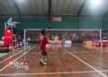 BERTANDING: Salah satu atlet bulu tangkis sedang bertanding di kejuaraan bulu tangkis Bupati Cup XVII Kudus 2023 di GOR Kaliputu, Kabupaten Kudus, Jawa Tengah. (Ihza Fajar/Lingkarjateng.id)