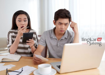 Ilustrasi orang yang terjebak pinjol. (Freepik/Lingkarjateng.id)