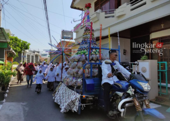 KEARIFAN LOKAL: Anak-anak SD 1 Wergu Kulon mengikuti Kirab Golok-Golok Mentok di Kelurahan Panjunan, Kecamatan Kota, Kabupaten Kudus, Kamis, 28 September 2023. (Nisa Hafizhotus Syarifa/Lingkarjateng.id)