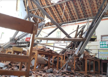 RUSAK PARAH: Kondisi salah satu atap ruang kelas SD Ngotet ambruk karena belandar atau balok melintang penyangga atap lapuk dimakan rayap. (R Teguh Wibowo/Lingkarjateng.id)