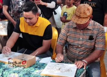 MEWARNAI BATIK: Bupati Kendal, Dico M. Ganinduto dan Wakil Bupati Kendal, Windu Suko Basuki ikut mewarnai batik Kendal dalam kegiatan Bhinneka Festival Budaya di Pantai Indah Kemanngi, Kendal pada Jumat, 15 September 2023. (Arvian Maulana/Lingkarjateng.id)