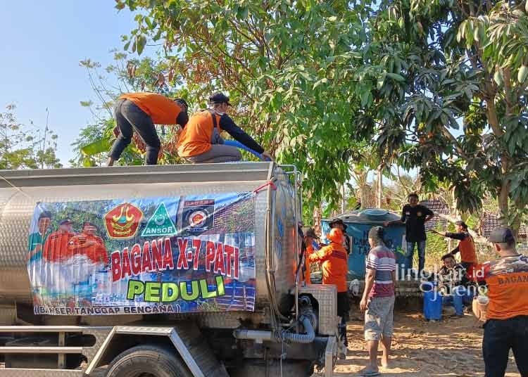 Bagana Pati Salurkan Bantuan 30.000 Liter Air Bersih 25 PEDULI: Tim Bagana saat menyalurkan ribuan liter air bersih untuk membantu warga yang terdampak kekeringan di Pati. (Dok. for Lingkar/Lingkarjateng.id)