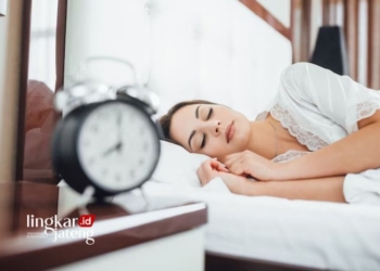 Baik untuk Tubuh, Berikut 4 Manfaat Tidur sebelum Jam 10 Malam 27 ILUSTRASI: Seorang wanita tampak tidur nyenyak. (Freepik @artursafronovvvv/Lingkarjateng.id)