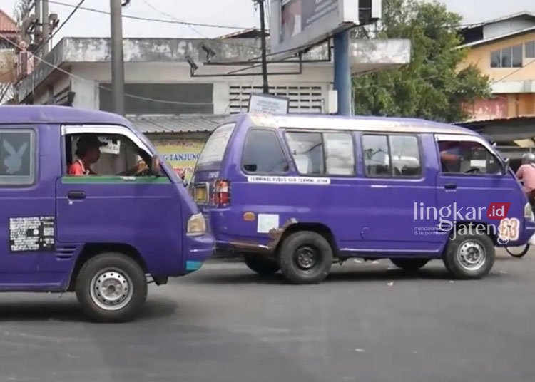 Banyak yang Bangkrut, Jumlah Angkutan Umum di Kudus Tersisa 50 Persen 25 POTRET: Armada angkutan umum Kota Kretek yang semakin sepi peminat. (Ihza Fajar/Lingkarjateng.id)