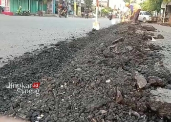 REHABILITASI ULANG: Jalan Ahmad Yani tepatnya di depan Pasar Induk Purwodadi, Grobogan dibongkar untuk diperbaiki karena kualitas aspal sebelumnya kurang bagus. (Eko Wicaksono/Lingkarjateng.id)
