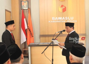 KHIDMAT: Bawaslu Kabupaten Jepara saat melantik Pengganti Antar Waktu (PAW) Anggota Panwaslu Kecamatan Kedung Jamal Istanto di Gedung B Bawaslu Jepara. (Tomi Budianto/Lingkarjateng.id)