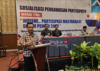 Bawaslu Rembang Ajak Masyarakat Ikut Berperan Aktif dalam Pengawasan Pemilu 2024 32 SUKSESKAN PEMILU: Ketua Bawaslu Kabupaten Rembang, Totok Suparyanto saat membuka Sosialisasi Pengawasan Partisipatif di salah satu hotel, Kamis, 21 September 2023. (R.Teguh Wibowo/Lingkarjateng.id)