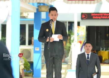 PENGARAHAN: Bupati Kendal, Dico M Ganinduto saat menjadi inspektur upacara peringatan HUT ke-63 ATR dan UUPA di Kantor ATR/BPN Kendal, pada Senin, 25 September 2023. (Arvian Maulana/Lingkarjateng.id)