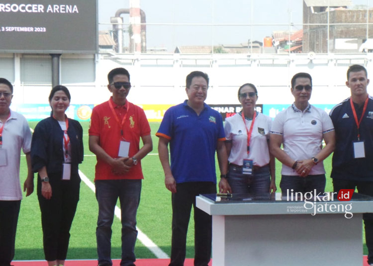 DUKUNG PENUH: Bupati Kudus HM Hartopo (kanan kedua) dalam peresmian Supersoccer Arena Rendeng di Desa Rendeng, Kecamatan Kota, Kabupaten Kudus diresmikan pada Minggu, 3 September 2023. (Nisa Hafizhotus Syarifa/Lingkarjateng.id)