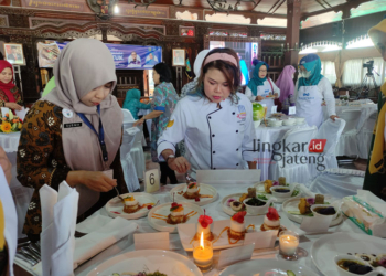 PENILAIAN: Tim juri saat sedang menilai menu ciptaan para peserta Lomba Cipta Menu B2SA dalam rangka Hari Jadi Kudus ke-474 Pendopo Kabupaten Kudus, Rabu, 6 September 2023. (Nisa Hafizhotus Syarifa/Lingkarjateng.id)