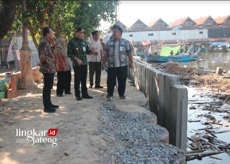 MONITORING: Penjabat Bupati Jepara Edy Supriyanta saat mengecek pembangunan coastal road di bantaran sungai Bulu sekitar Pasar Apung Demaan pada Kamis, 31 Agustus 2023. (Tomi Budianto/Lingkarjateng.id)