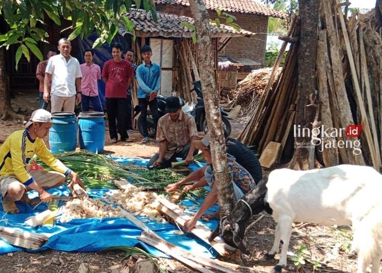DPRD Jepara Junarso Beri Pelatihan Pembuatan Pakan Ternak Fermentasi 25 CETAK WIRAUSAHA: Wakil Ketua DPRD Jepara Junarso (baju putih) bersama Dinsospermades Jepara memberikan pelatihan pakan ternak fermentasi kepada KUBE di Desa Keling, Kecamatan Keling, Kabupaten Jepara. (Tomi Budianto/Lingkarjateng.id)