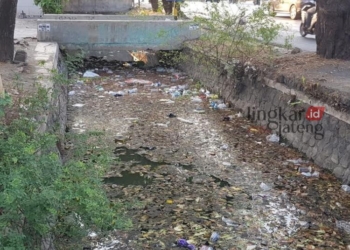BUTUH PERHATIAN: Sungai yang berada di dekat Pasar Genuk, Kota Semarang dipenuhi sampah. (Rizky Syahrul/Lingkarjateng.id)