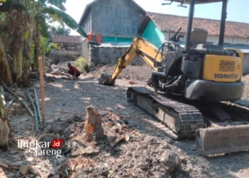 MENGERUK TANAH: Alat berat diturunkan untuk mengerjakan pengalihan aliran Sungai Randu di Desa Pilang, Kecamatan Randublatung, Kabupaten Blora. (Hanafi/Lingkarjateng.id)