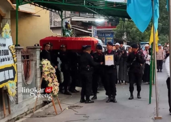 Dimakamkan di Kendal, Brigpol Setyo Herlambang Dikenal sebagai Sosok Ceria 31 BERDUKA: Prosesi pemakaman Brigpol Setyo Herlambangdi Desa Sumberagung, Kecamatan Weleri, Kabupaten Kendal. (Arvian Maulana/Lingkarjateng.id)