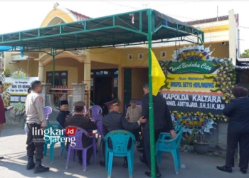 Dipulangkan ke Kendal, Penyebab Kematian Brigpol Setyo Herlambang Tunggu Autopsi 32 RUMAH DUKA: Suasana rumah keluarga Brigpol Setyo Herlambang, pengawal pribadi Kapolda Kaltara, di Desa Sumberagung, Kecamatan Weleri, Kabupaten Kendal pada Sabtu, 23 September 2023. (Arvian Maulana/Lingkarjateng.id)