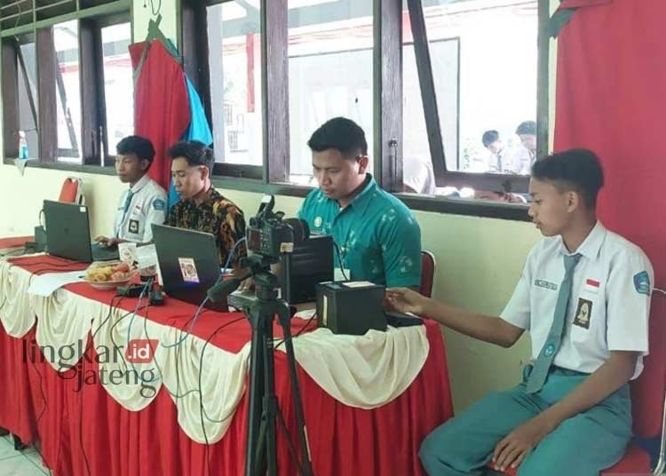 JEMPUT BOLA: Perekaman E-KTP untuk pemilih pemula di sekolah di Kabupaten Kudus. (Antara/Lingkarjateng.id)