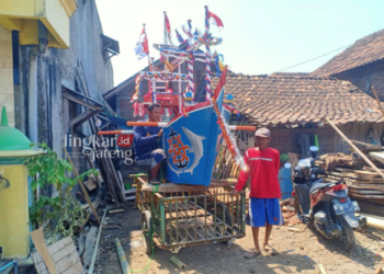 SIAP DILARUNG: Perahu kecil untuk tempat sesaji yang bakal dilarung ke lautan lepas. (Dok. Lingkarjateng.id)