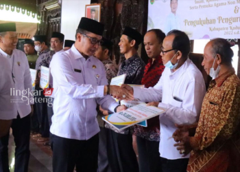PEDULI: Bupati Kudus HM Hartopo memberikan bantuan kesejahteraan secara simbolis kepada pengurus masjid dan pemuka agama di Pendopo Kabupaten Kudus, beberapa waktu lalu. (Nisa Hafizhotus Syarifa/Lingkarjateng.id)