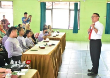 MEMOTIVASI: Penjabat Wali Kota Salatiga, Sinoeng N. Rachmadi saat membuka acara Advokasi Kelembagaan Kelurahan dan Kecamatan Layak Anak di Ruang Pertemuan Kecamatan Tingkir pada Kamis, 21 September 2023. (Prokompim Setda Salatiga/Lingkarjateng.id)