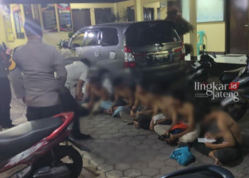 DIAMANKAN: Sebanyak 7 pelajar berhasil diamankan dan digelandang ke kantor Polsek Bawen, Kabupaten Semarang untuk dilakukan pemeriksan dan pendataan atas keterlibatannya pada kasus tawuran di wilayah Banaran Kopi, Kecamatan Bawen, Kabupaten Semarang, Sabtu malam, 16 September 2023 malam. (Humas Polres Semarang/Lingkarjateng.id)