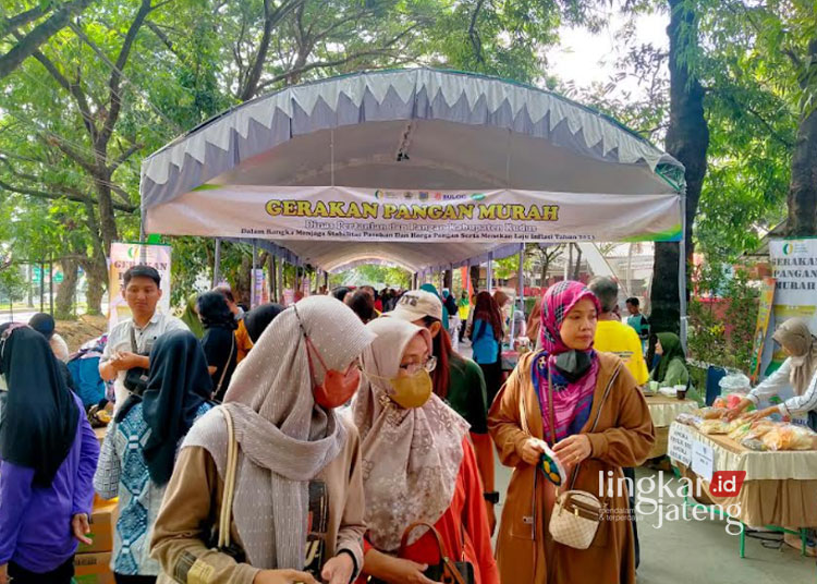 RAMAI: Masyarakat antusias mendatangi Pasar Murah yang diadakan di Halaman Dispertan Kudus, Mlati Lor, Kecamatan Kota, Kabupaten Kudus pada Jumat pagi, 8 September 2023. (Ihza Fajar/Lingkarjateng.id)